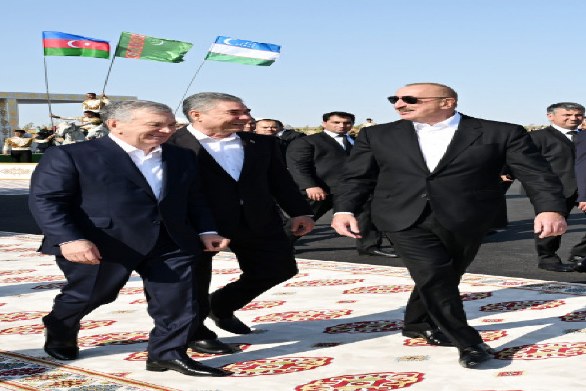 Le président azerbaïdjanais Ilham Aliyev a reçu un cheval Akhal-Teke