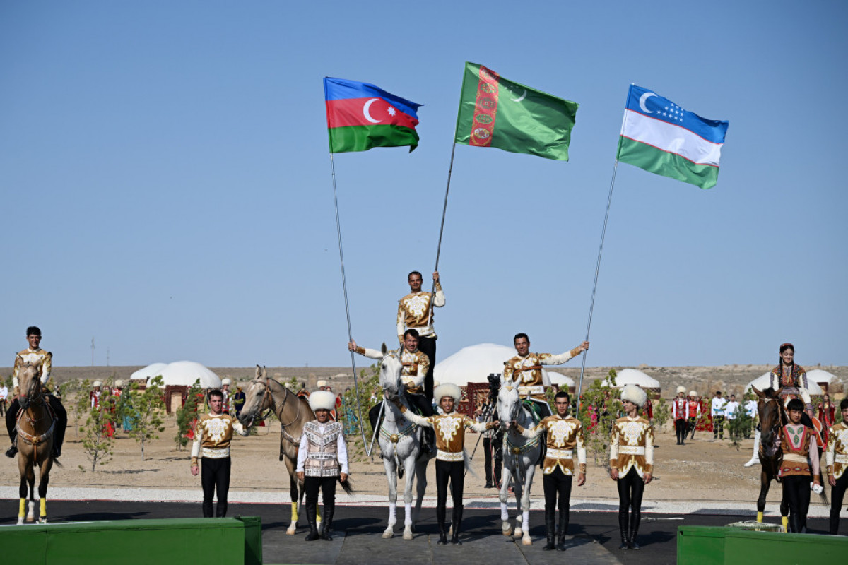 Le président azerbaïdjanais Ilham Aliyev a reçu un cheval Akhal-Teke