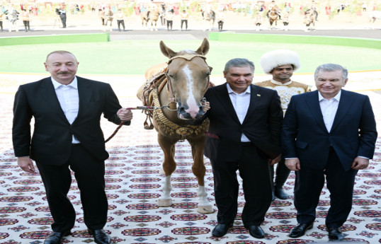 Le président azerbaïdjanais Ilham Aliyev a reçu un cheval Akhal-Teke