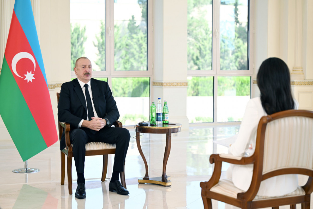 Le président azerbaïdjanais Ilham Aliyev accorde une interview à la chaîne Al-Arabiya