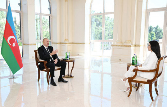 Le président azerbaïdjanais Ilham Aliyev accorde une interview à la chaîne Al-Arabiya