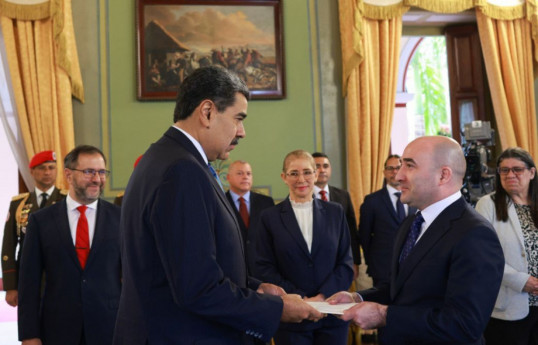 L'ambassadeur d'Azerbaïdjan au Venezuela présente ses lettres de créance au président Maduro