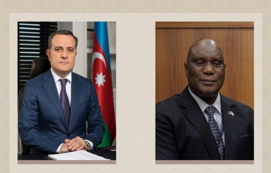 Djeyhoun Baïramov, ministre des Affaires étrangères de l'Azerbaïdjan, a eu une conversation téléphonique avec Serinq Modou Njie