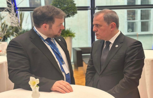 Djeyhoun Baïramov a rencontré le ministre d’État britannique Stephen Doughty