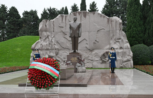 Président et la première dame ont rendu visite à la tombe du Leader national, Heydar Aliyev