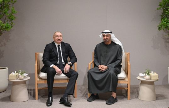 Président Ilham Aliyev s’est entretenu à Abou Dhabi avec le dirigeant des Émirats arabes unis
