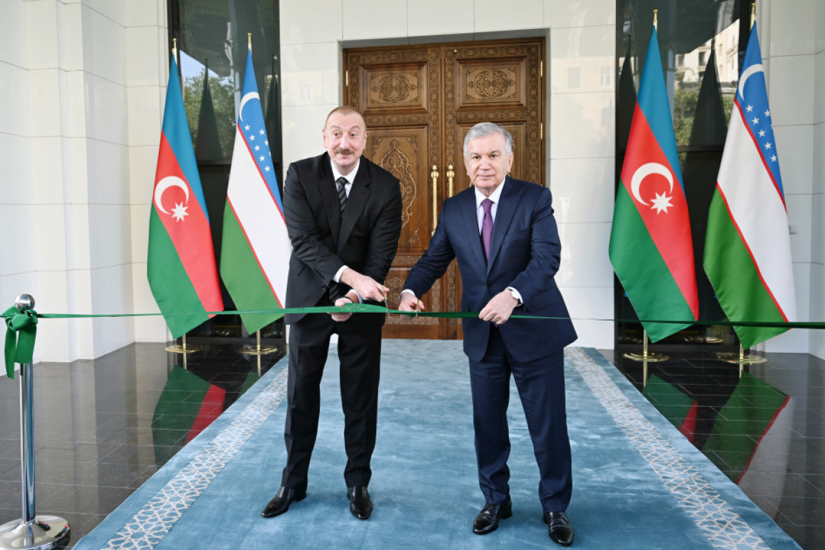 Les présidents Aliyev et Mirzioïev participent à l’inauguration du nouveau bâtiment de l’ambassade d’Ouzbékistan à Bakou