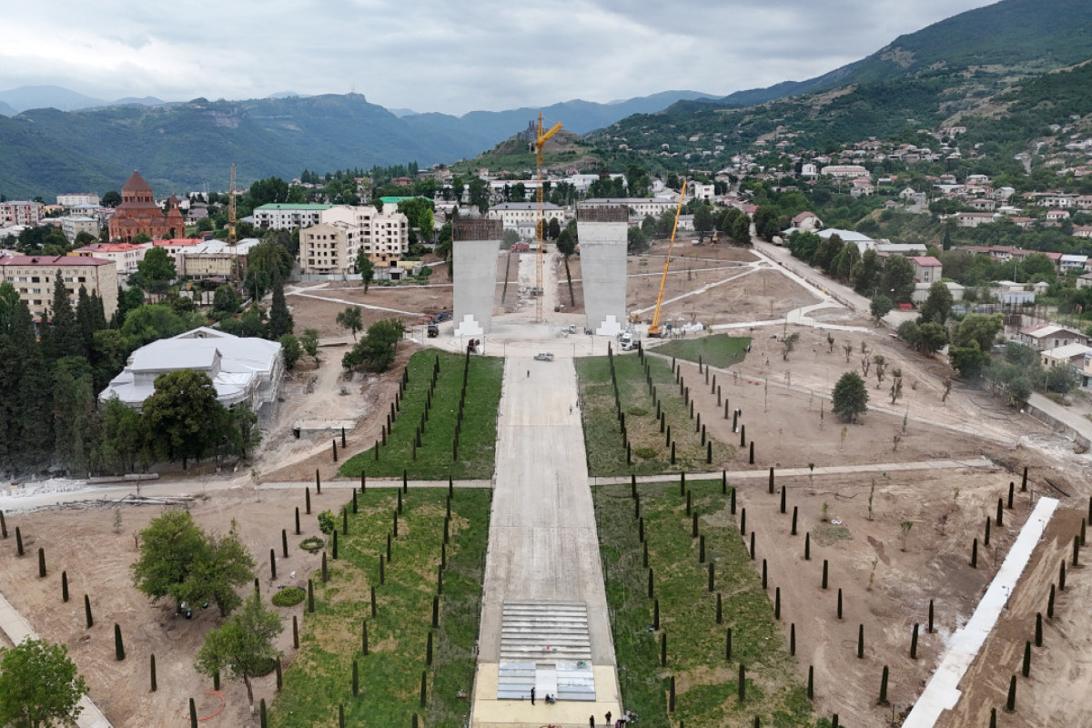 Le président Aliyev visite le chantier du Parc de la Victoire à Khankendi