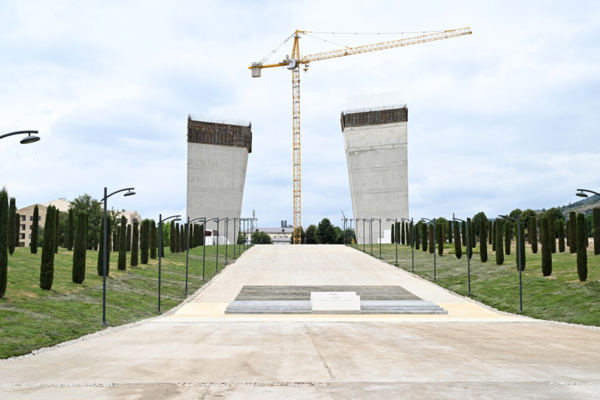 Le président Aliyev visite le chantier du Parc de la Victoire à Khankendi