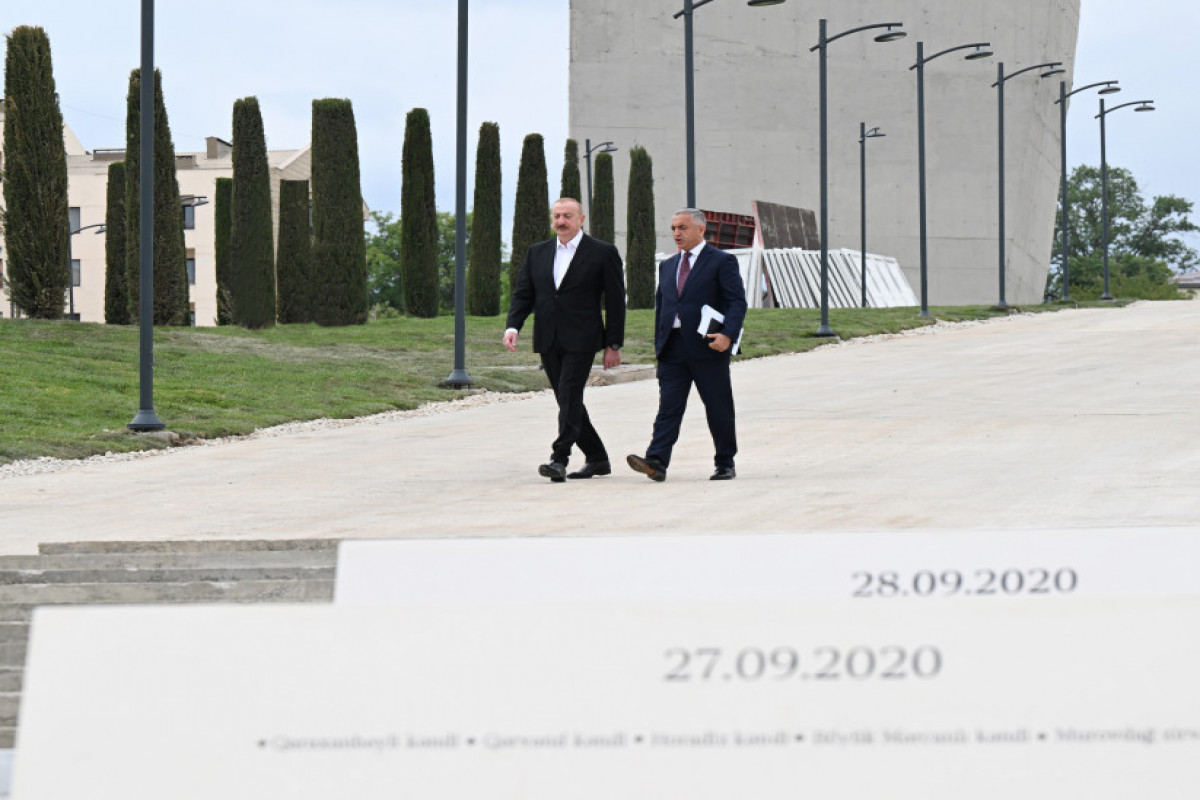 Le président Aliyev visite le chantier du Parc de la Victoire à Khankendi