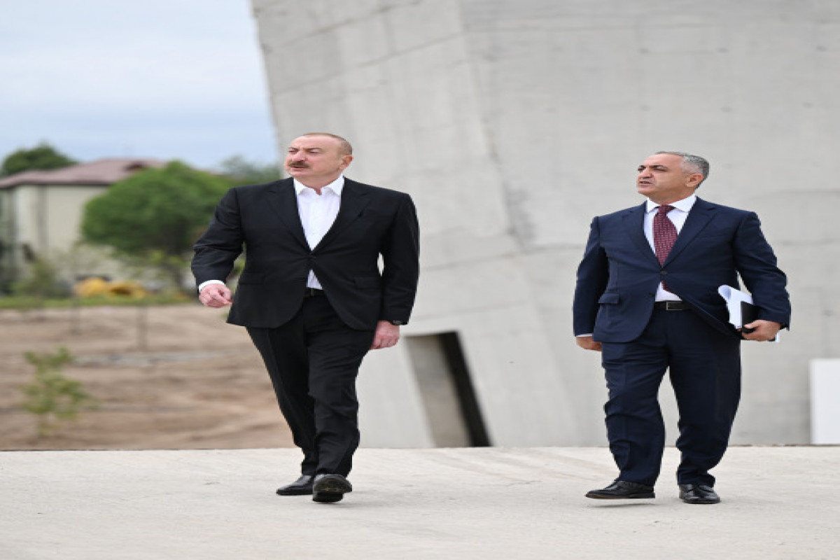 Le président Aliyev visite le chantier du Parc de la Victoire à Khankendi
