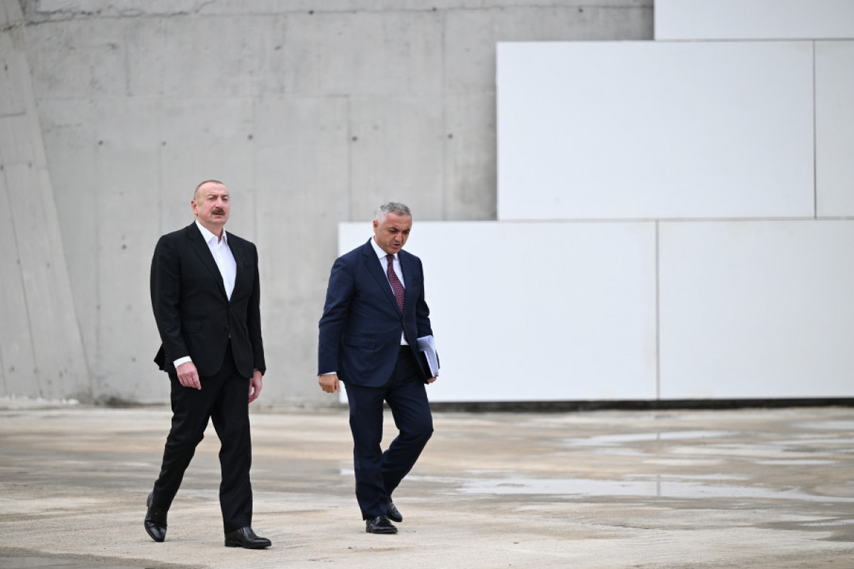Le président Aliyev visite le chantier du Parc de la Victoire à Khankendi