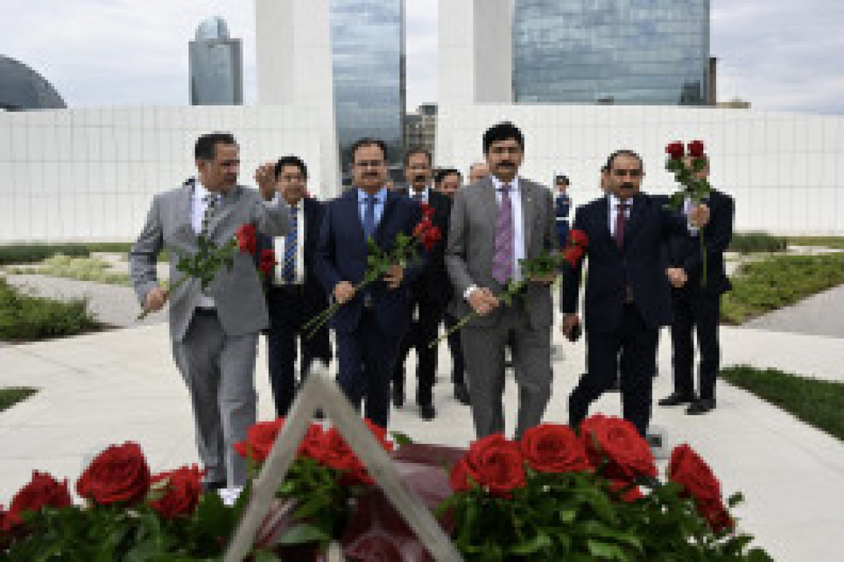Visite du président de l'Assemblée nationale pakistanaise le parc de la Victoire à Bakou
