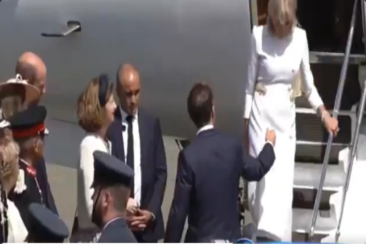 Brigitte Macron n’a, cette fois encore, pas tenu la main de son mari lors de leur visite en Grande-Bretagne - Vidéo 