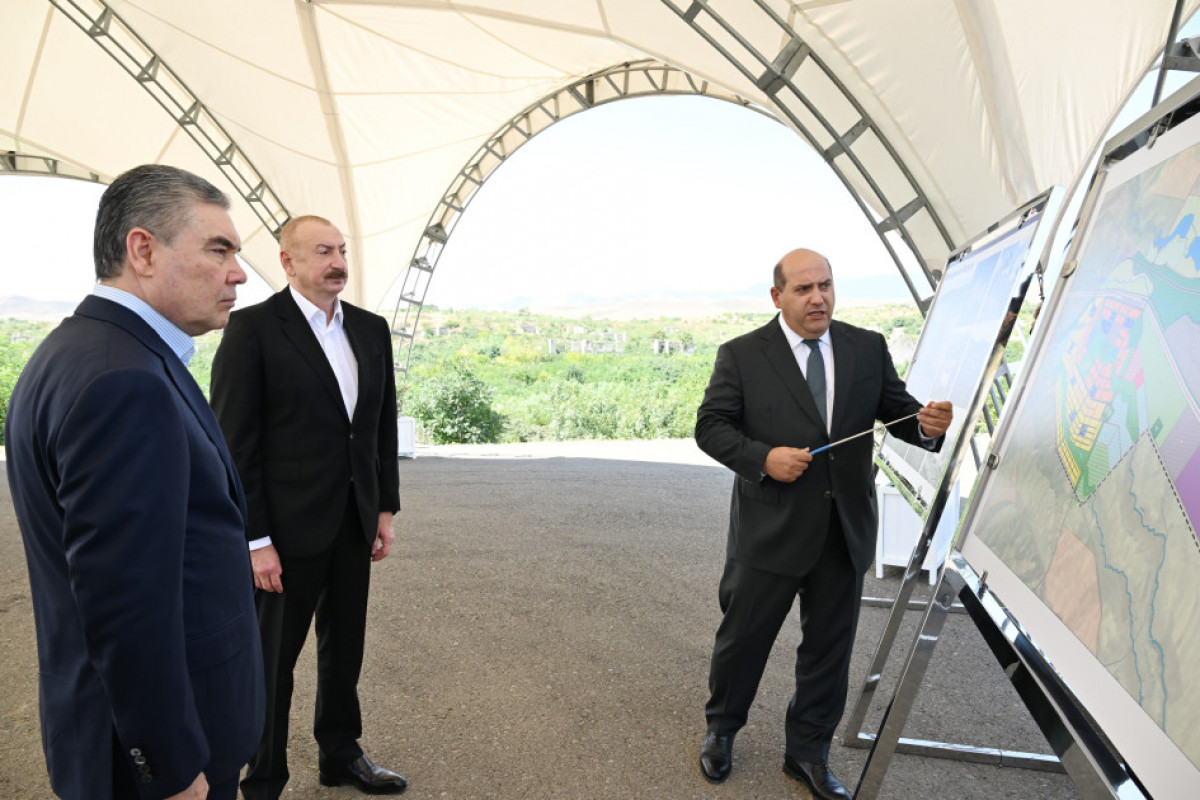 Le président Aliev et le président du Conseil du peuple du Turkménistan, Berdymoukhamedov, visitent les zones détruites de la ville de Fuzouli