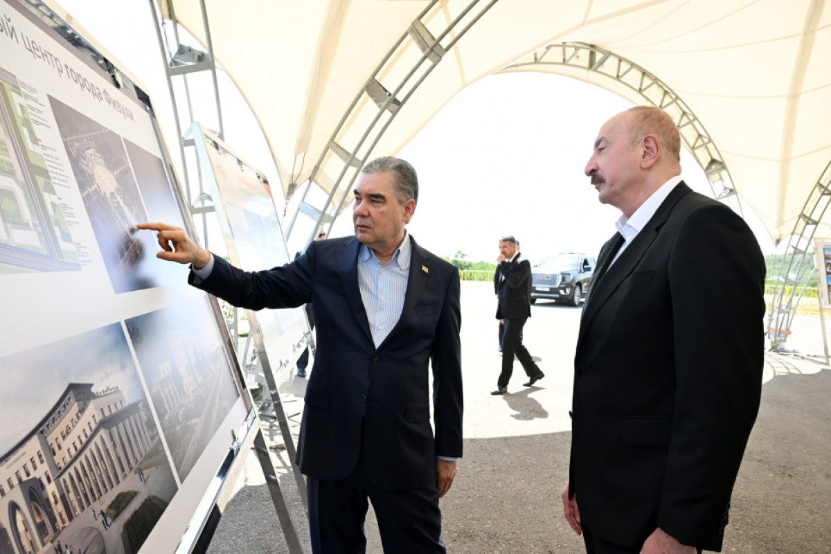 Le président Aliev et le président du Conseil du peuple du Turkménistan, Berdymoukhamedov, visitent les zones détruites de la ville de Fuzouli