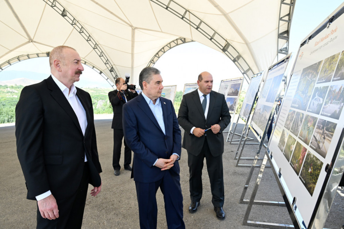 Le président Aliev et le président du Conseil du peuple du Turkménistan, Berdymoukhamedov, visitent les zones détruites de la ville de Fuzouli