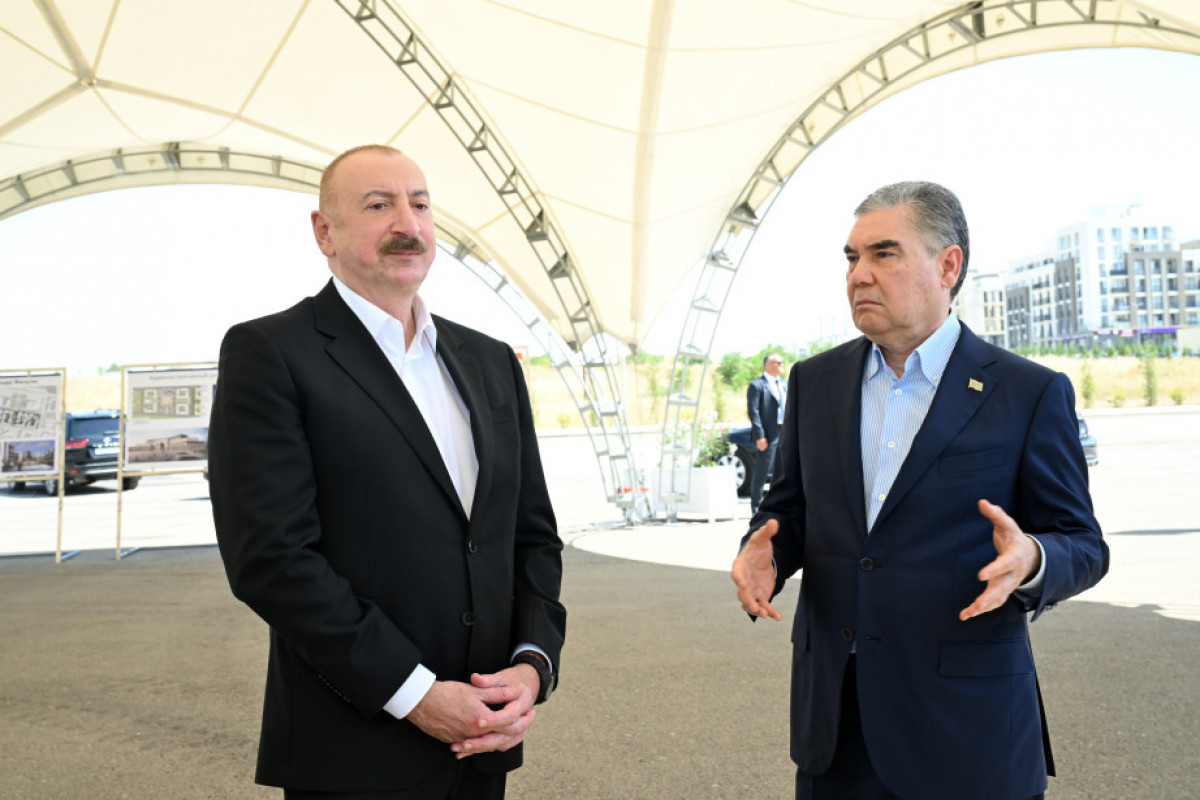 Le président Aliev et le président du Conseil du peuple du Turkménistan, Berdymoukhamedov, visitent les zones détruites de la ville de Fuzouli