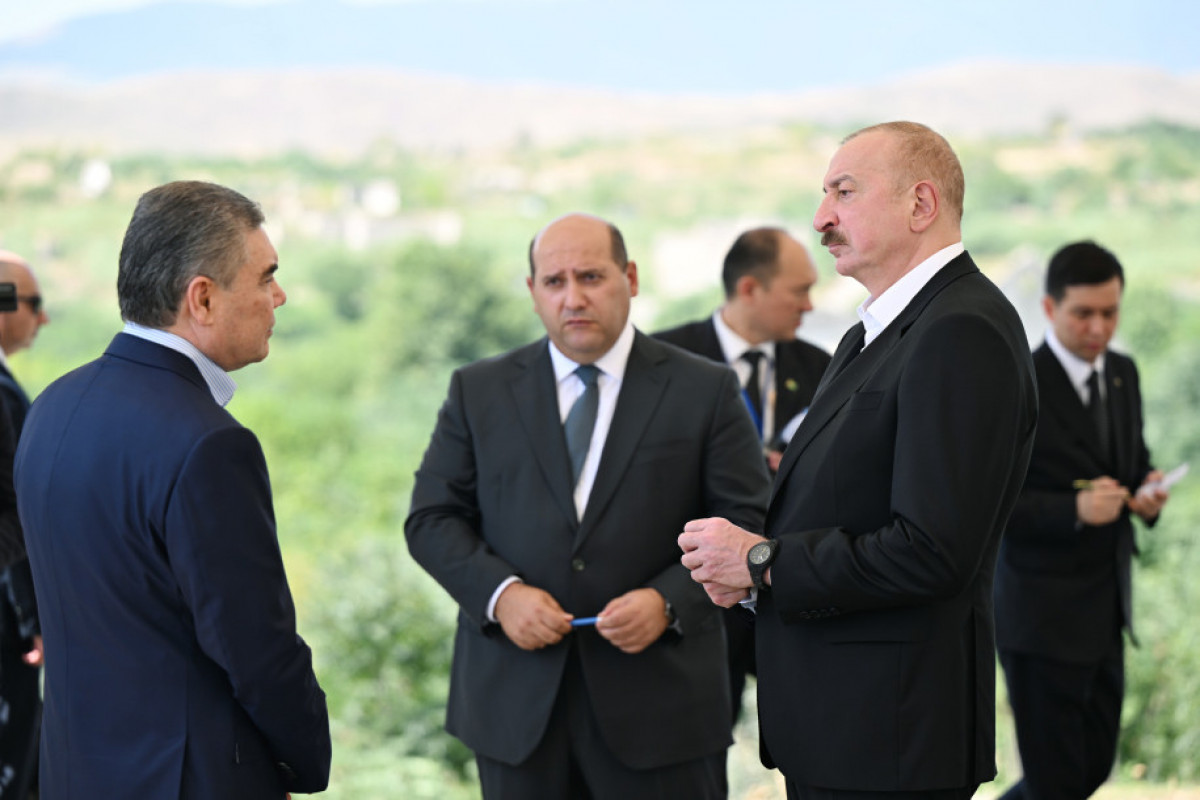 Le président Aliev et le président du Conseil du peuple du Turkménistan, Berdymoukhamedov, visitent les zones détruites de la ville de Fuzouli