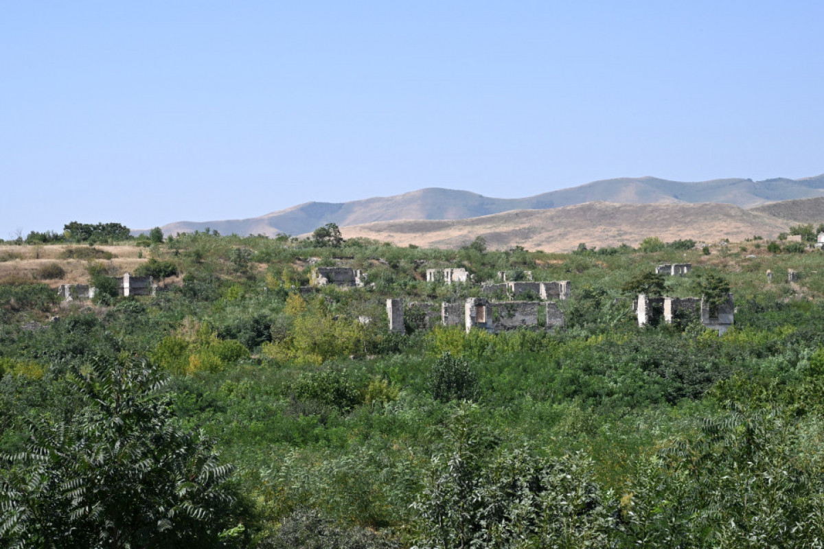 Le président Aliev et le président du Conseil du peuple du Turkménistan, Berdymoukhamedov, visitent les zones détruites de la ville de Fuzouli