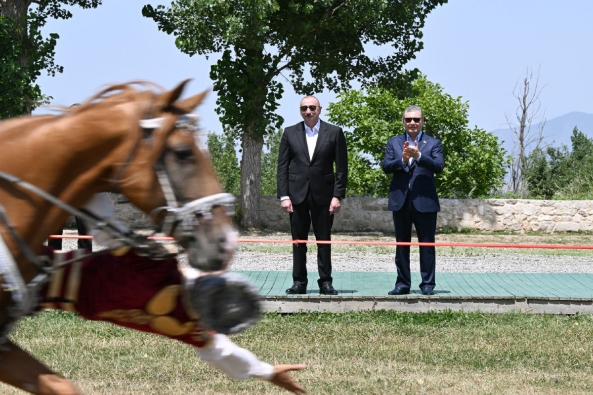Un cheval Karabagh nommé « Dostluq » offert à Gourbangouly Berdymoukhamedov sur la plaine de Djydyr