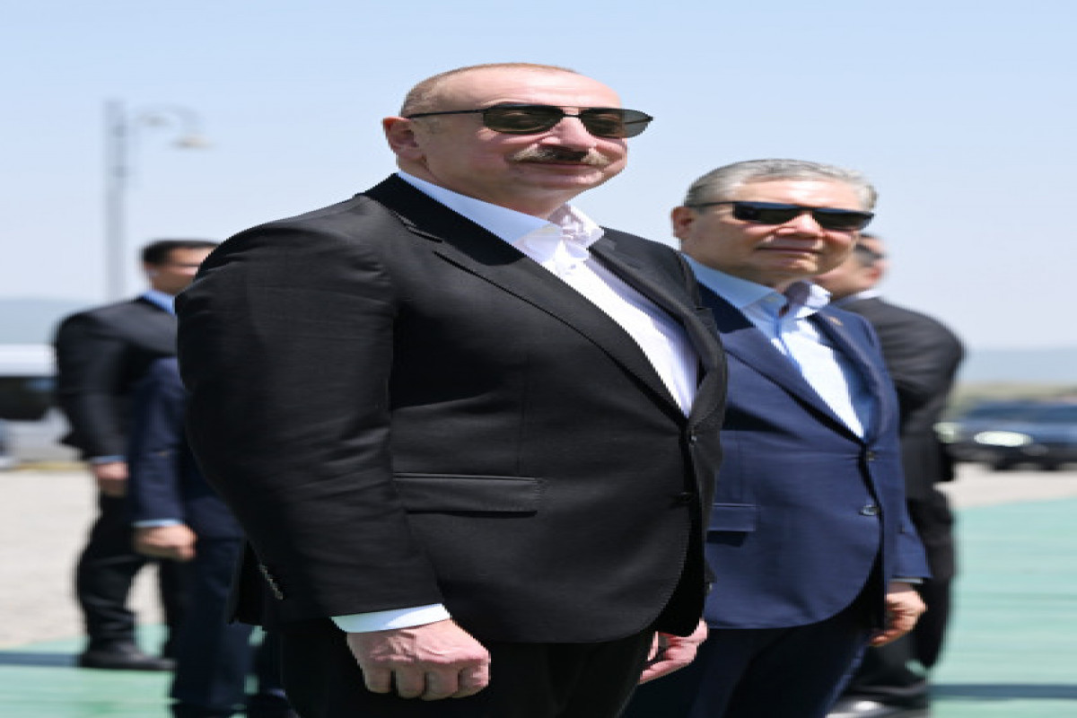Un cheval Karabagh nommé « Dostluq » offert à Gourbangouly Berdymoukhamedov sur la plaine de Djydyr