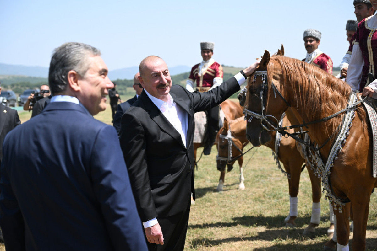 Un cheval Karabagh nommé « Dostluq » offert à Gourbangouly Berdymoukhamedov sur la plaine de Djydyr