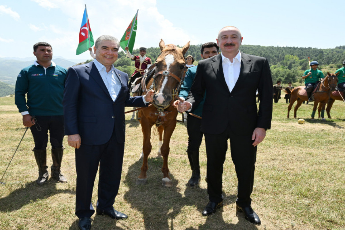 Un cheval Karabagh nommé « Dostluq » offert à Gourbangouly Berdymoukhamedov sur la plaine de Djydyr