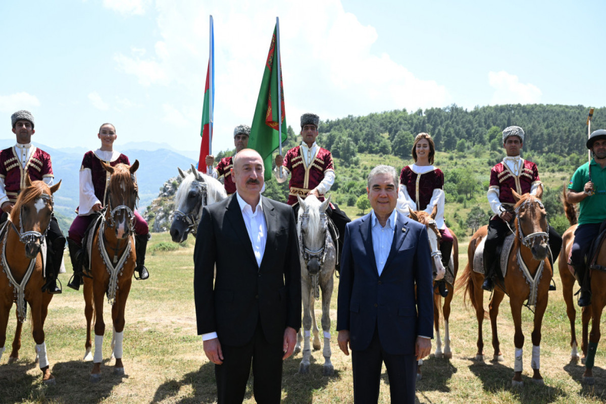 Un cheval Karabagh nommé « Dostluq » offert à Gourbangouly Berdymoukhamedov sur la plaine de Djydyr