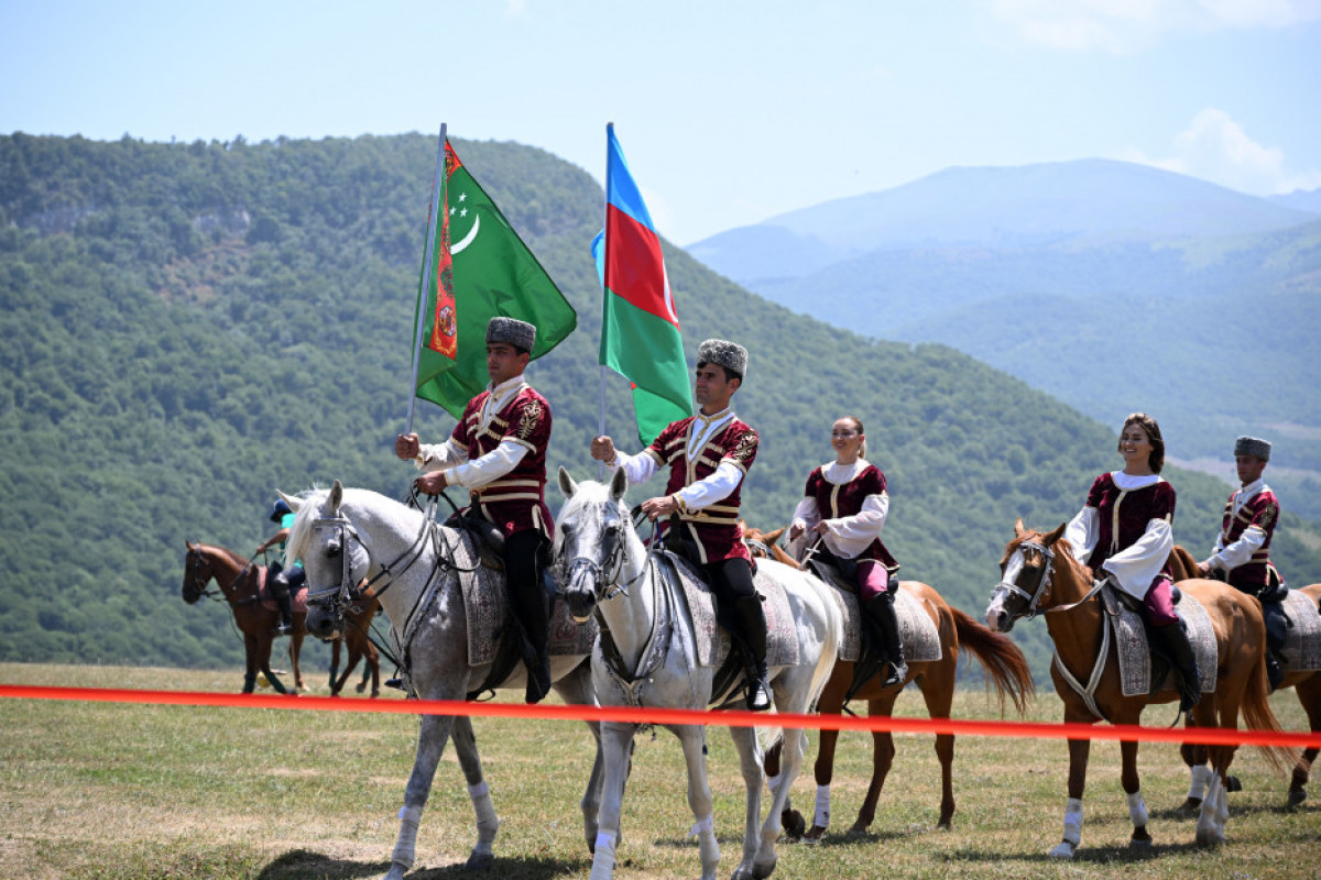 Un cheval Karabagh nommé « Dostluq » offert à Gourbangouly Berdymoukhamedov sur la plaine de Djydyr