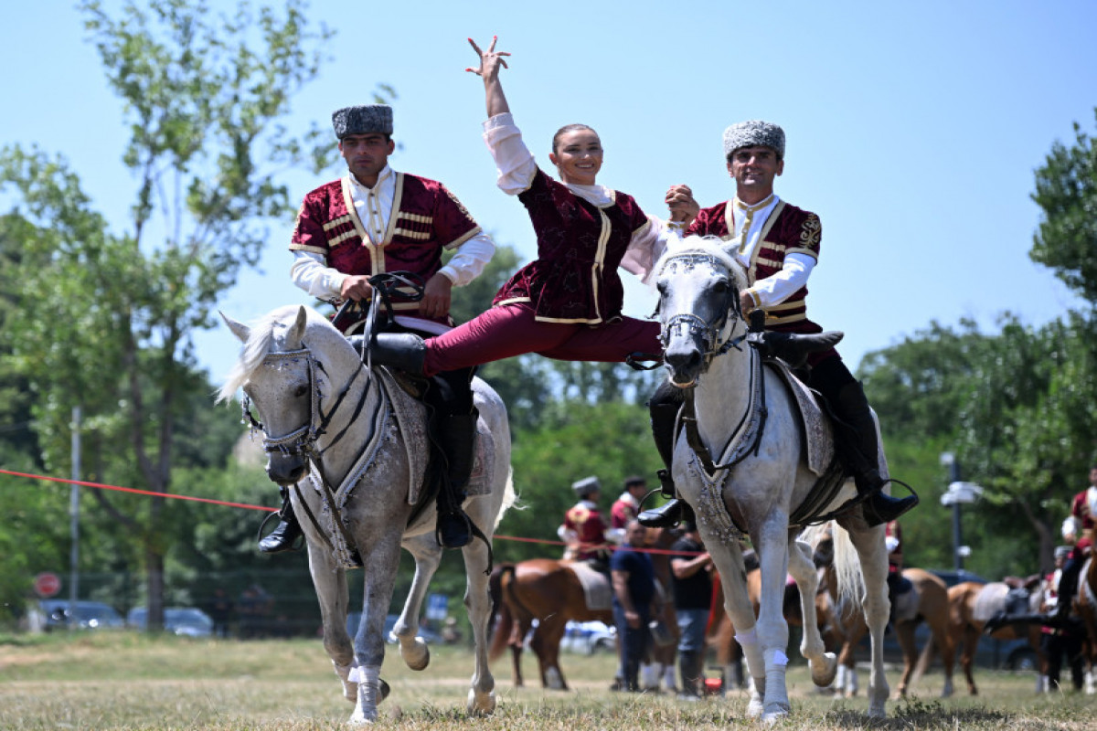 Un cheval Karabagh nommé « Dostluq » offert à Gourbangouly Berdymoukhamedov sur la plaine de Djydyr