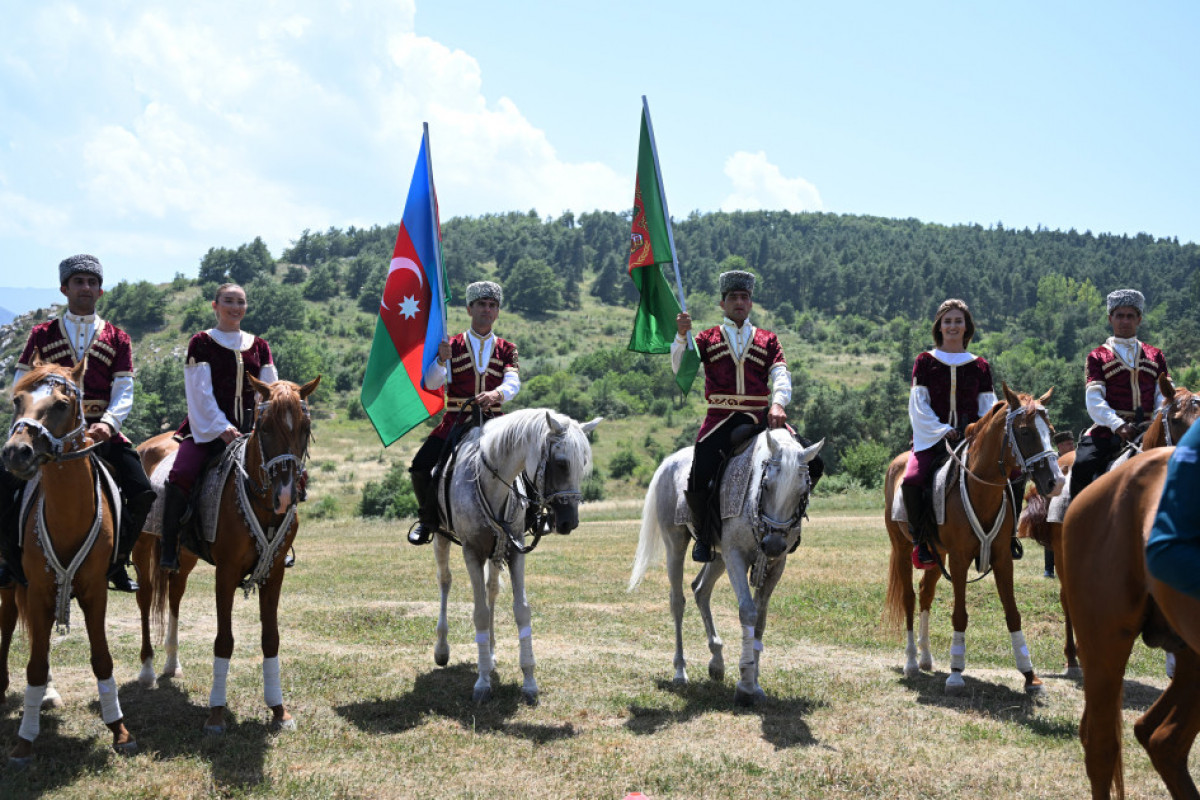 Un cheval Karabagh nommé « Dostluq » offert à Gourbangouly Berdymoukhamedov sur la plaine de Djydyr