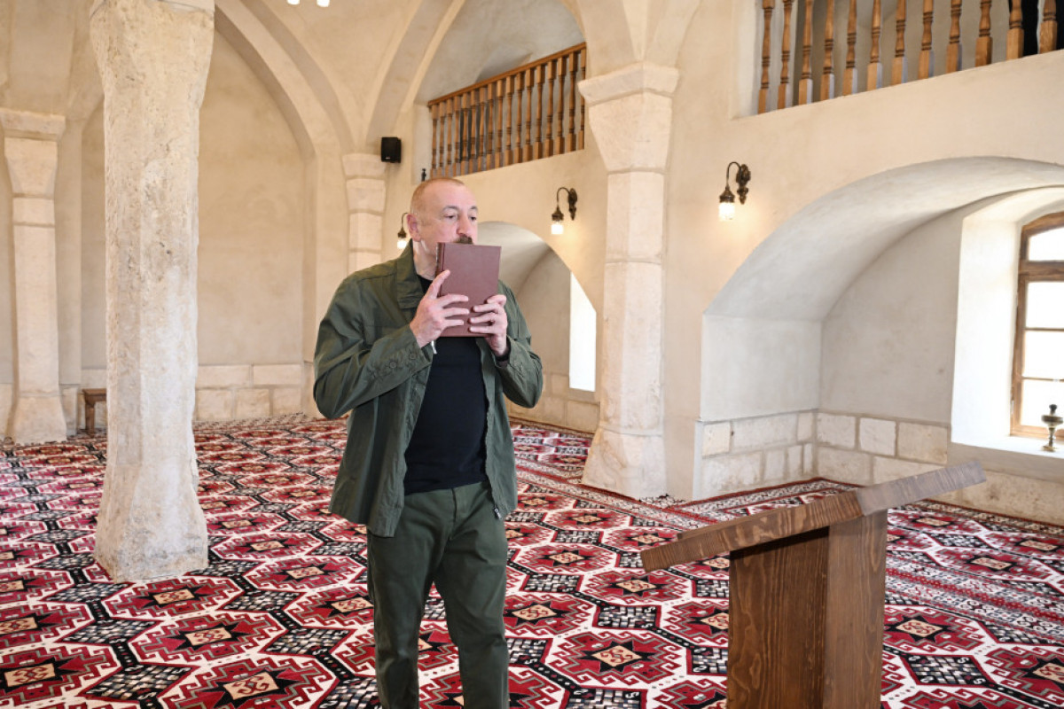 Le président Ilham Aliyev assiste à la réouverture d’une mosquée historique restaurée dans la région Aghdam