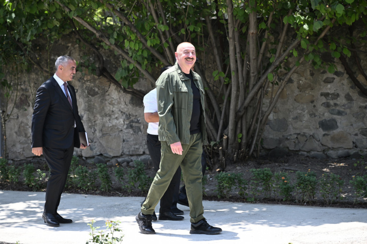 Khodjaly: Le président Aliyev visite le village de Khanyourdou, où il rencontre un groupe d’habitants