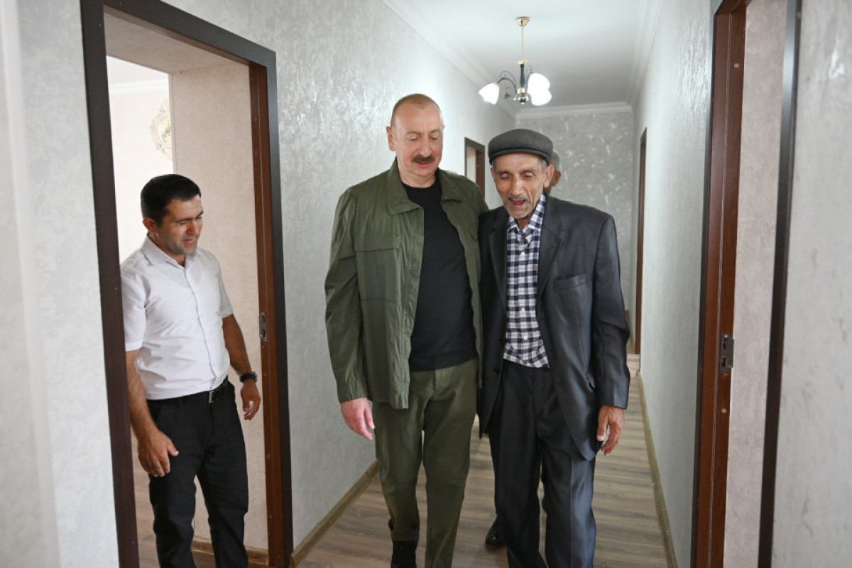 Khodjaly: Le président Aliyev visite le village de Khanyourdou, où il rencontre un groupe d’habitants