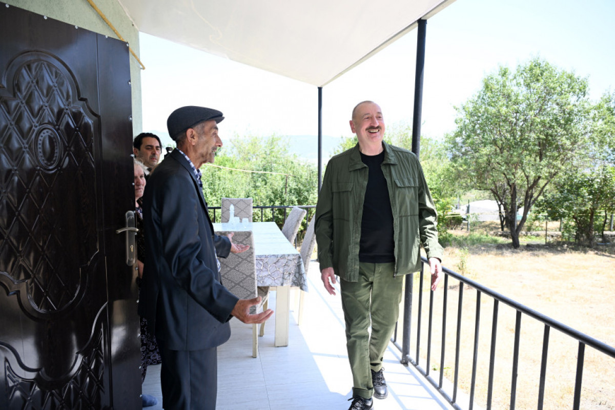 Khodjaly: Le président Aliyev visite le village de Khanyourdou, où il rencontre un groupe d’habitants