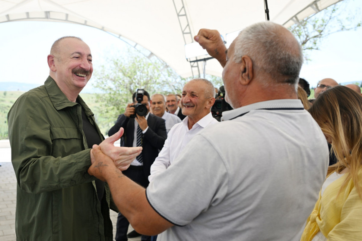 Khodjaly: Le président Aliyev visite le village de Khanyourdou, où il rencontre un groupe d’habitants