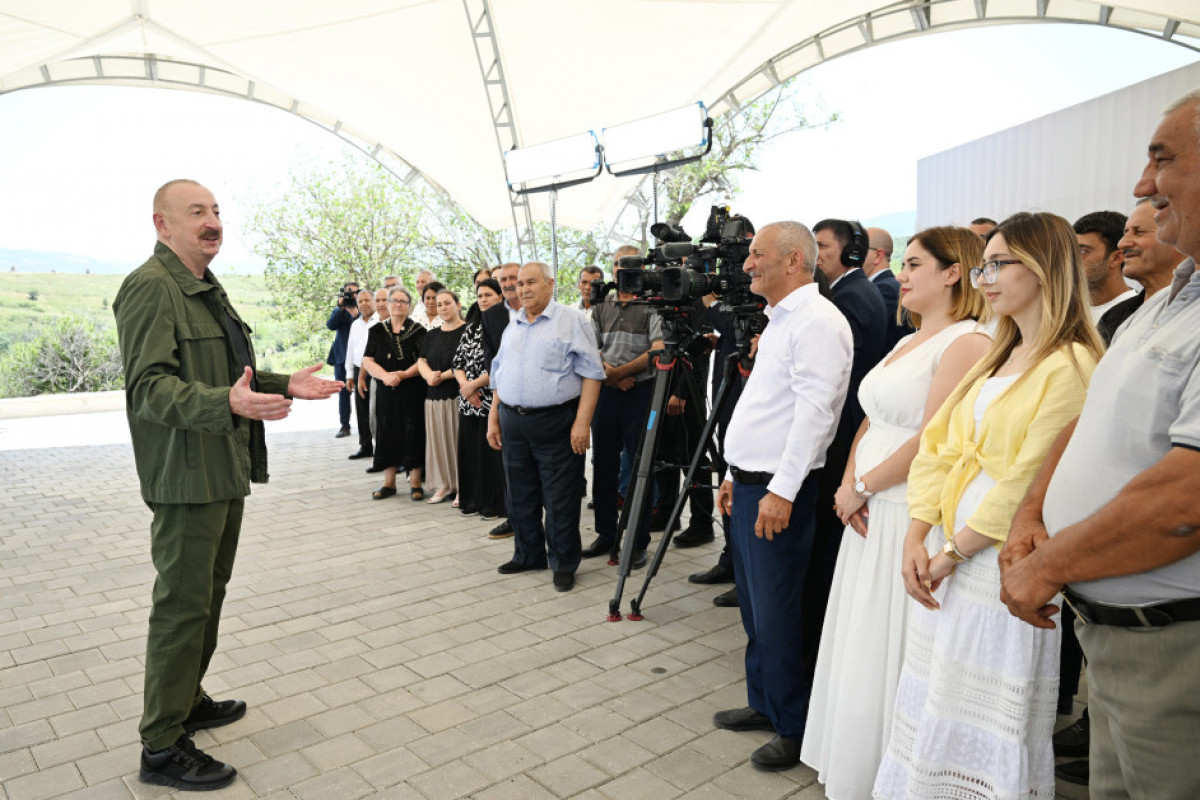 Khodjaly: Le président Aliyev visite le village de Khanyourdou, où il rencontre un groupe d’habitants