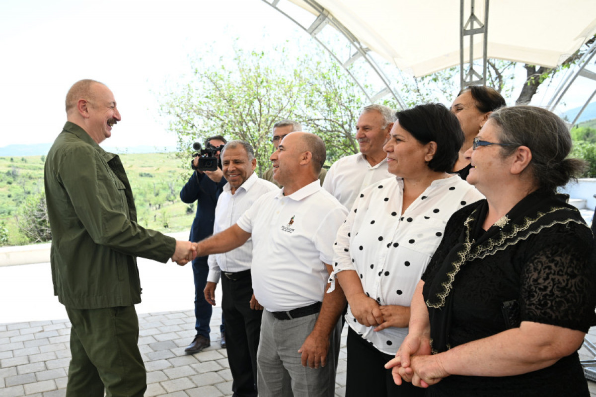 Khodjaly: Le président Aliyev visite le village de Khanyourdou, où il rencontre un groupe d’habitants