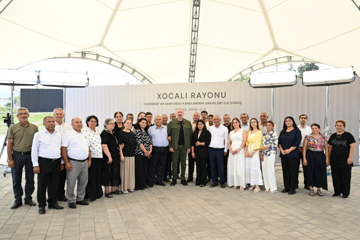 Khodjaly: Le président Aliyev visite le village de Khanyourdou, où il rencontre un groupe d’habitants