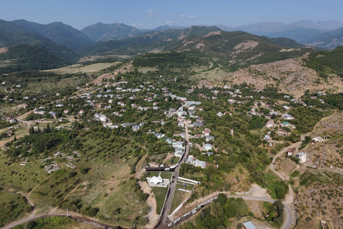 Khodjaly: Le président Aliyev visite le village de Khanyourdou, où il rencontre un groupe d’habitants