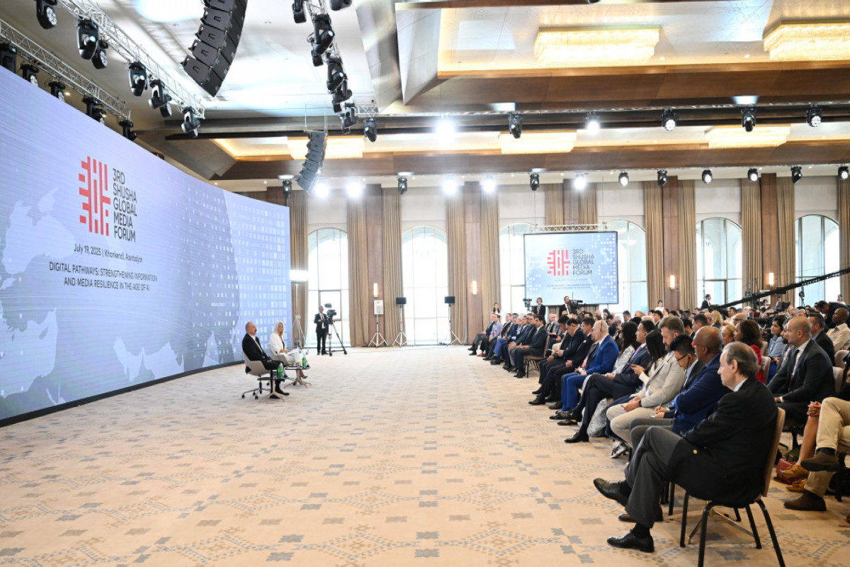 Le président Ilham Aliyev participe à la rencontre avec les participants au 3ème Global Media Forum de Choucha