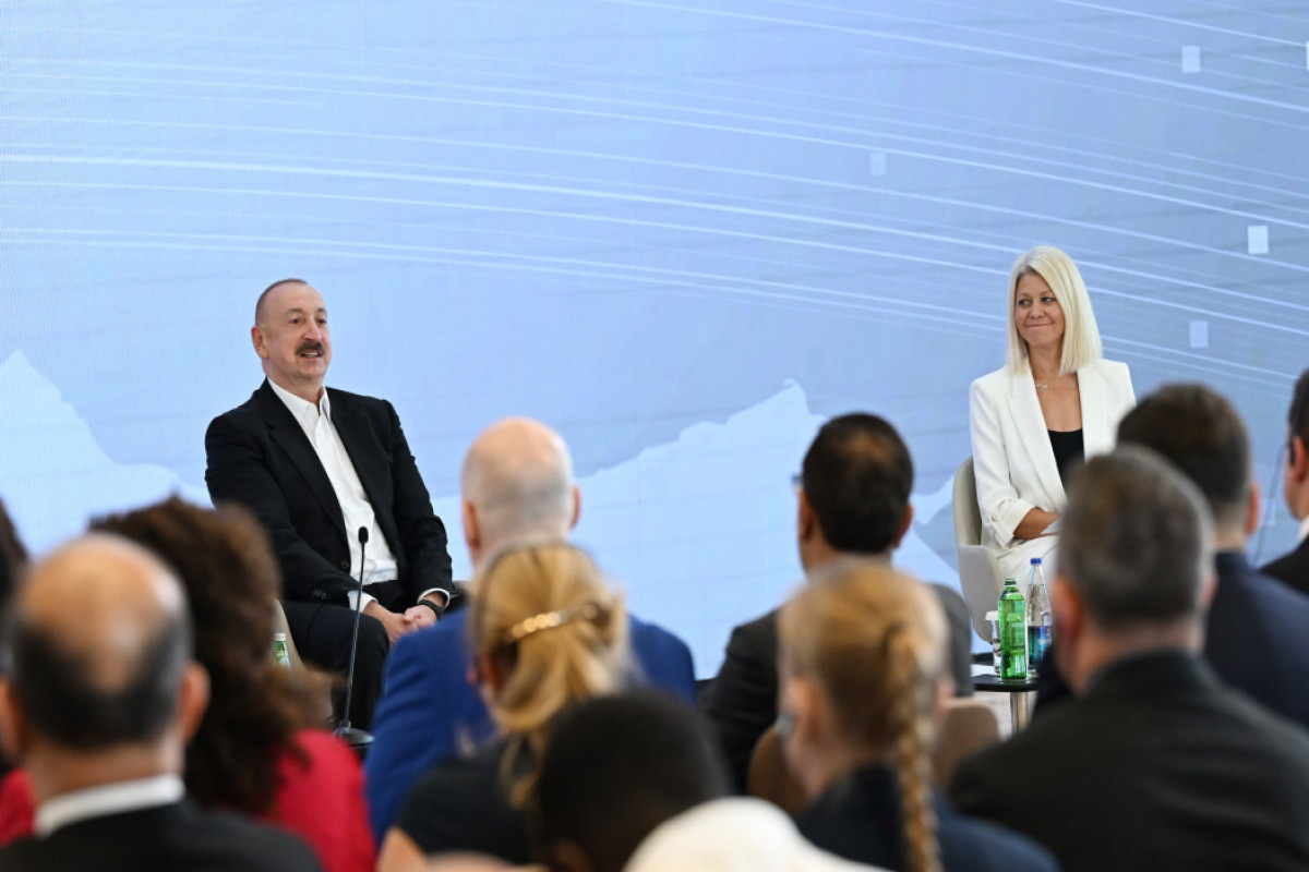 Le président Ilham Aliyev participe à la rencontre avec les participants au 3ème Global Media Forum de Choucha