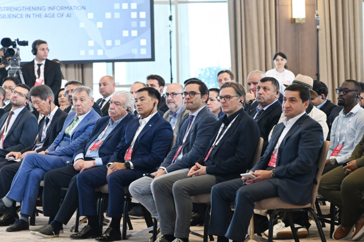 Le président Ilham Aliyev participe à la rencontre avec les participants au 3ème Global Media Forum de Choucha