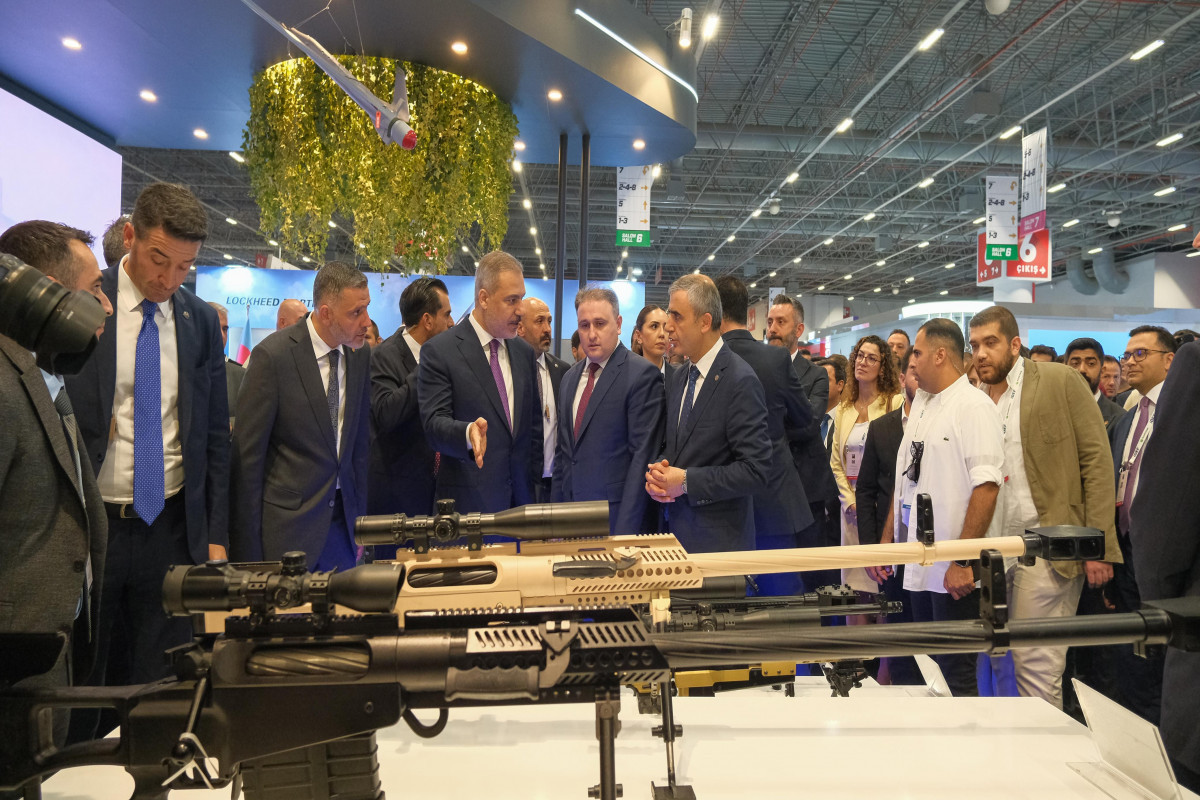 Hakan Fidan et Selçuk Bayraktar visitent le stand azerbaïdjanais dans l’IDEF 2025
