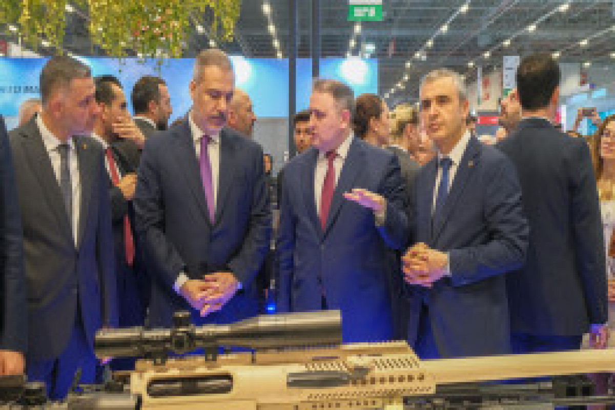 Hakan Fidan et Selçuk Bayraktar visitent le stand azerbaïdjanais dans l’IDEF 2025