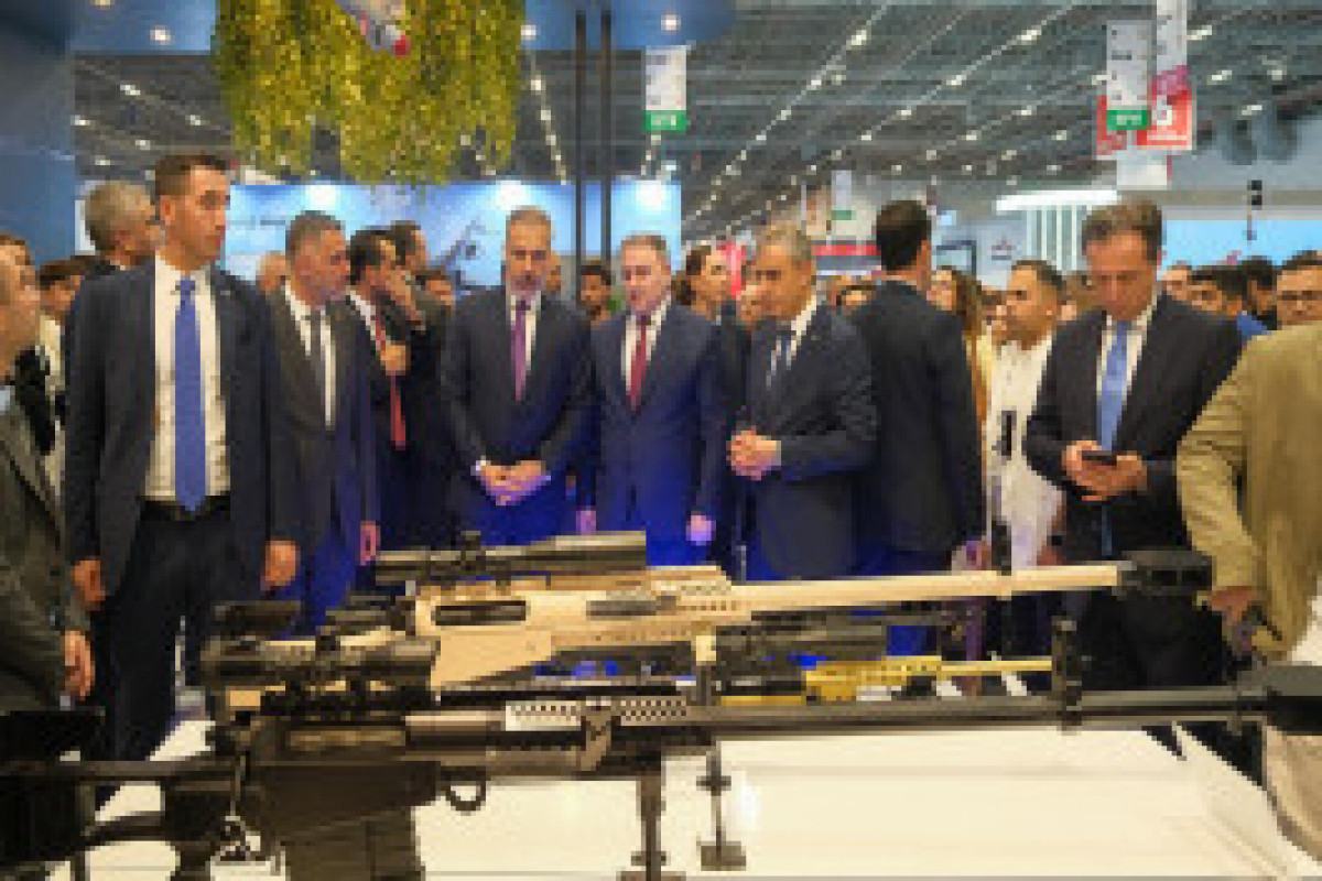 Hakan Fidan et Selçuk Bayraktar visitent le stand azerbaïdjanais dans l’IDEF 2025