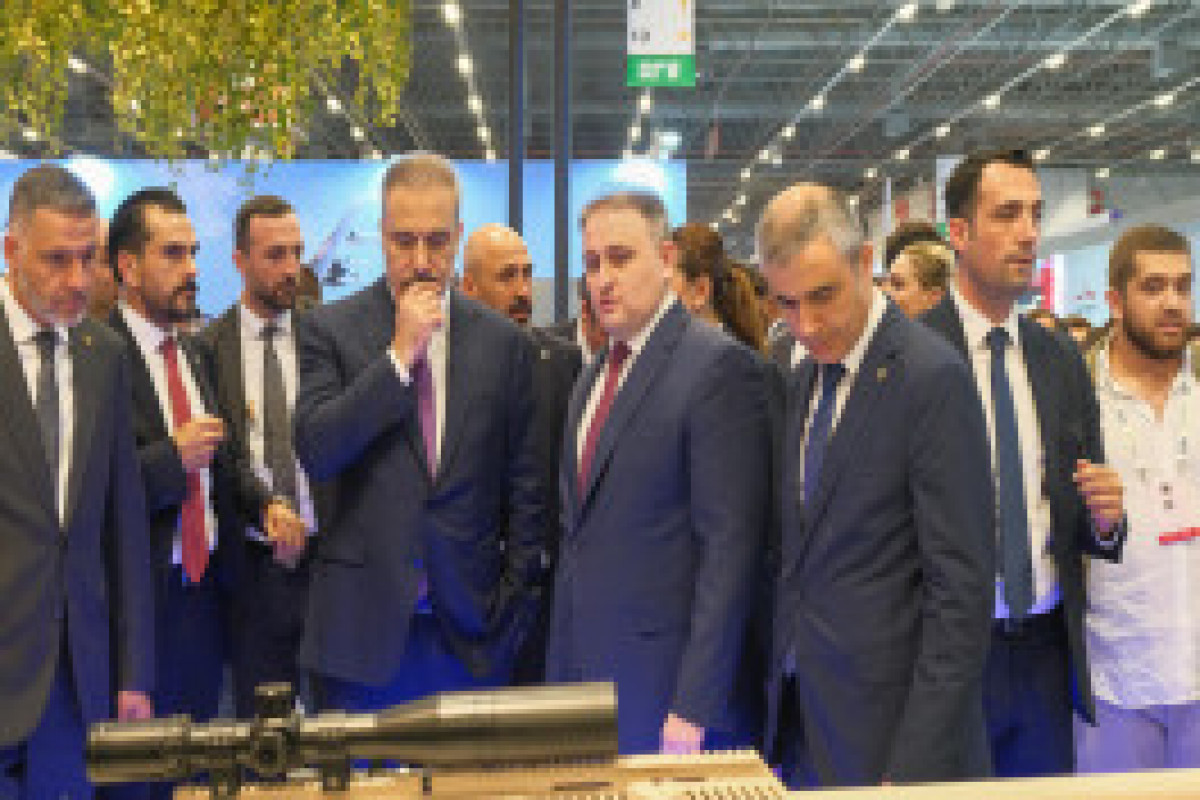 Hakan Fidan et Selçuk Bayraktar visitent le stand azerbaïdjanais dans l’IDEF 2025