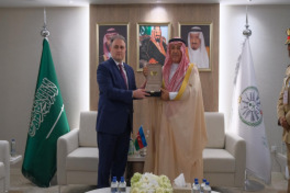 Hakan Fidan et Selçuk Bayraktar visitent le stand azerbaïdjanais dans l’IDEF 2025