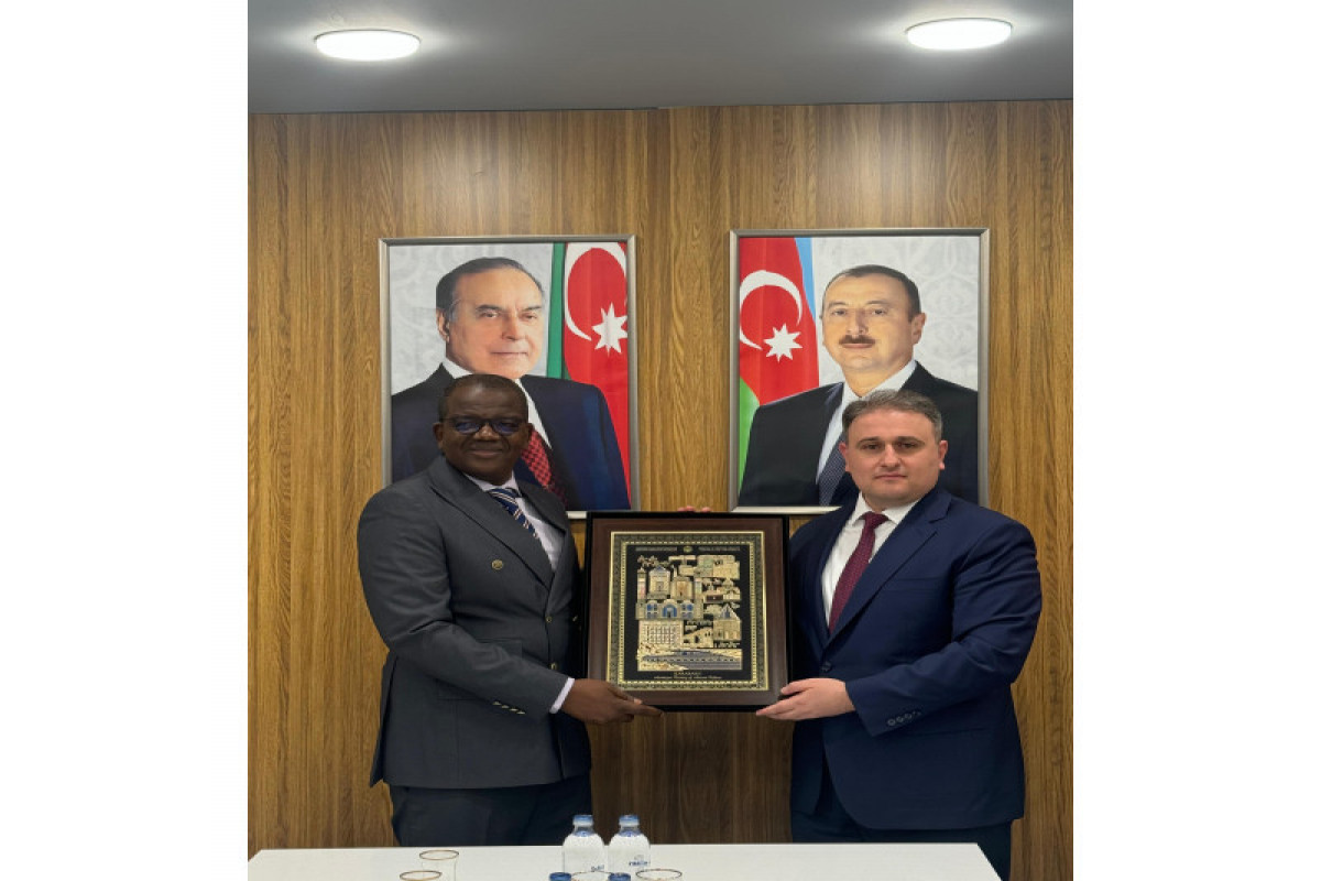 Hakan Fidan et Selçuk Bayraktar visitent le stand azerbaïdjanais dans l’IDEF 2025